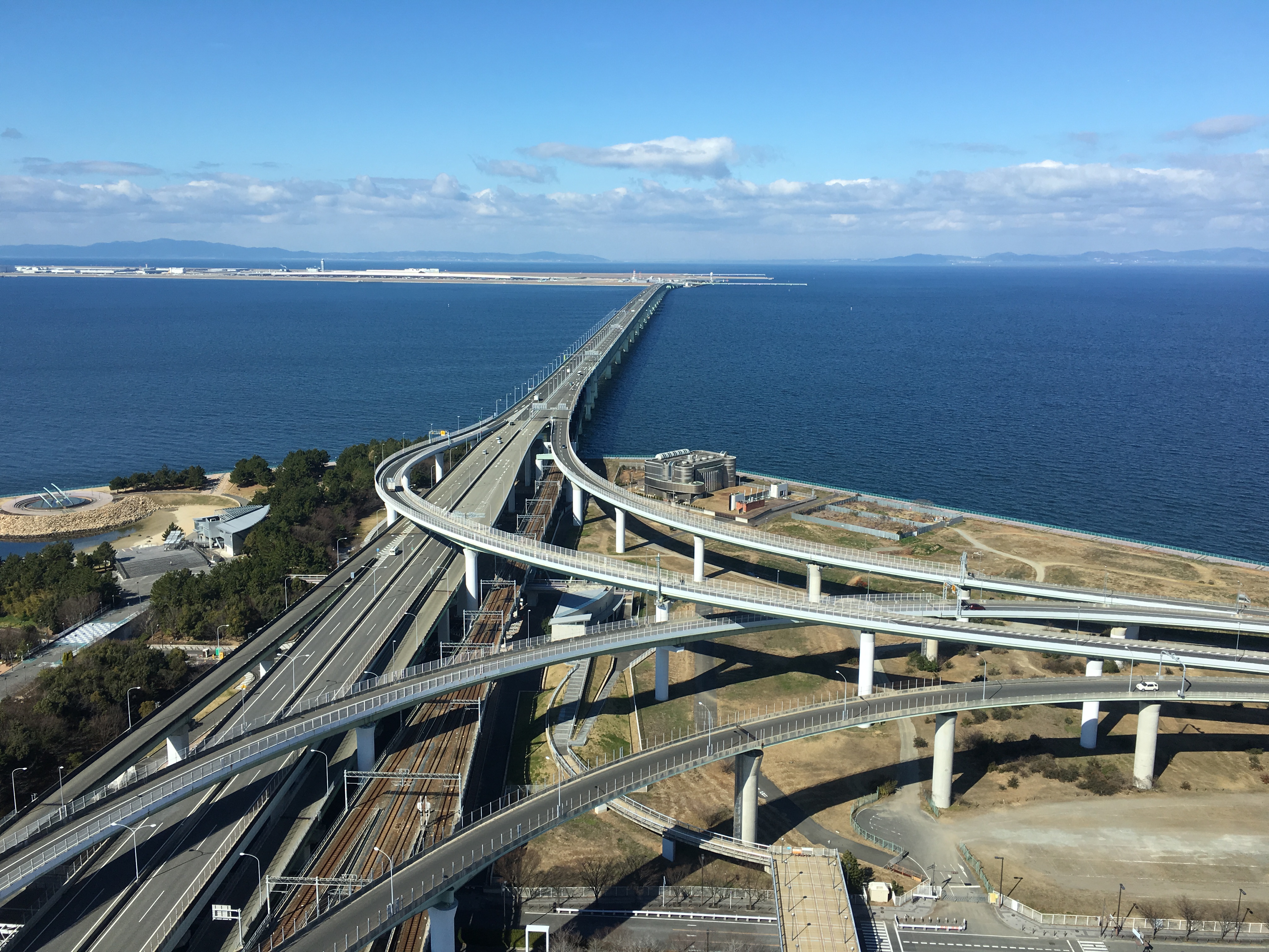 対岸より望む関空連絡橋の写真